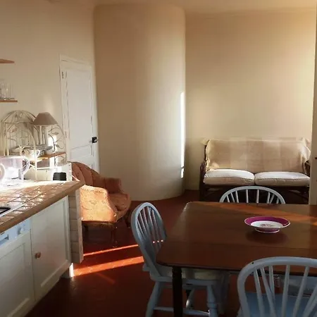 Charming 2 Bed With Balcony Located In Old Town Easy Walk To The Palais And Beaches 120 *