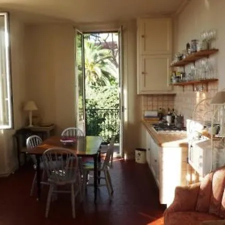 Charming 2 Bed With Balcony Located In Old Town Easy Walk To The Palais And Beaches 120 Apartmán *