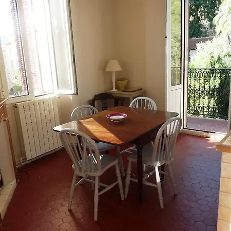 Charming 2 Bed With Balcony Located In Old Town Easy Walk To The Palais And Beaches 120 *