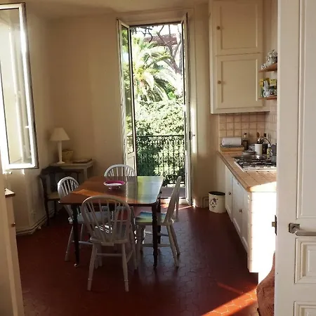 Charming 2 Bed With Balcony Located In Old Town Easy Walk To The Palais And Beaches 120 *