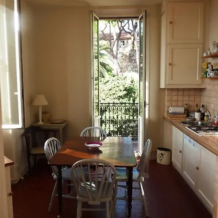 Charming 2 Bed With Balcony Located In Old Town Easy Walk To The Palais And Beaches 120 Cannes