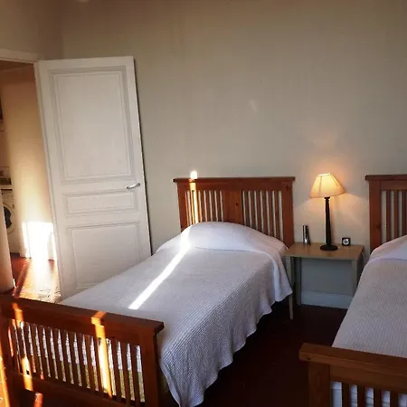 Charming 2 Bed With Balcony Located In Old Town Easy Walk To The Palais And Beaches 120