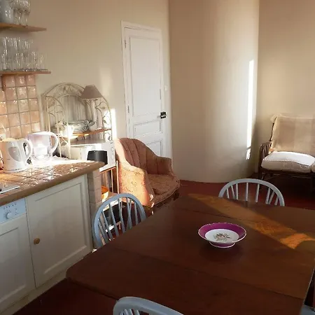 Apartmán Charming 2 Bed With Balcony Located In Old Town Easy Walk To The Palais And Beaches 120 *