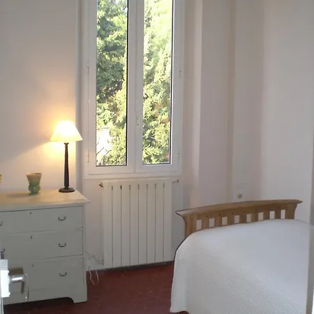 Charming 2 Bed With Balcony Located In Old Town Easy Walk To The Palais And Beaches 120 Apartmán